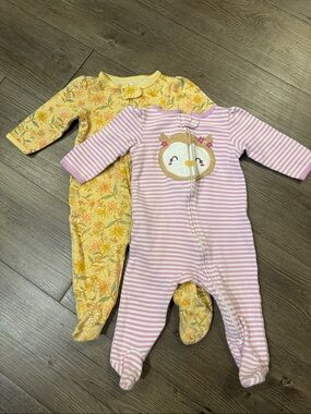 Bundle of 2 Carter's Baby Girl One-Piece Footed Zip Up Sleepers. 6 month. GUC!💕